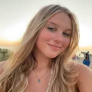 Meet your Posher, Abigail